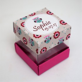 Boite dragées personnalisée Cube transparent Petite chouette couleur fuchsia baptême anniversaire enfant