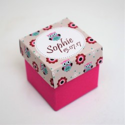 Boite dragées personnalisée Cube uni Petite chouette couleur fuchsia baptême anniversaire enfant