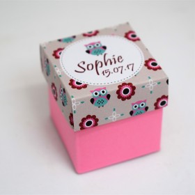 Boite dragées personnalisée Cube uni Petite chouette couleur rose baptême anniversaire enfant