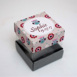 Boite dragées personnalisée Cube transparent Petite chouette couleur fuchsia baptême anniversaire enfant fille